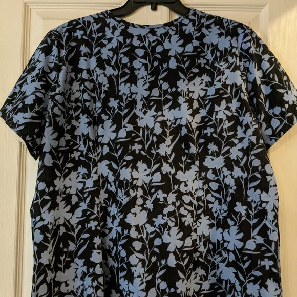 Uniform Advantage printed scrub top size Large - Picture 4 of 5